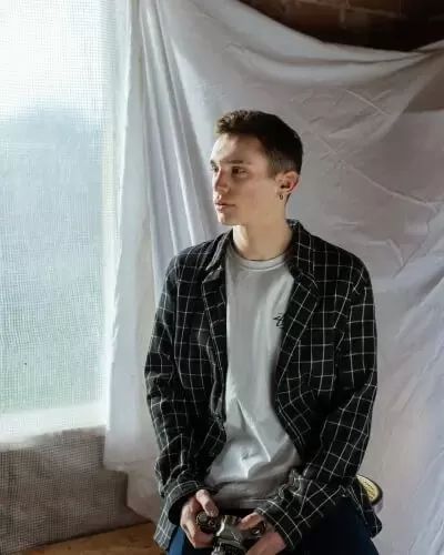 Nikola, 19
